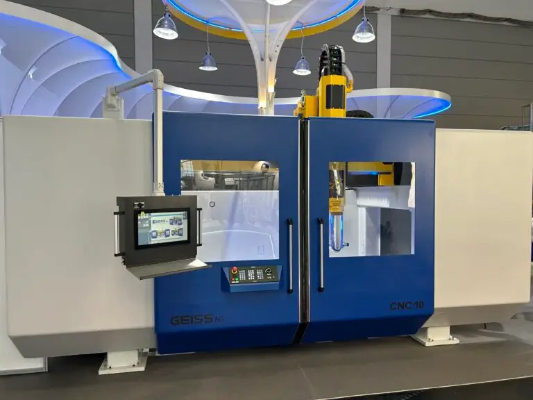 Neue Fräsmaschine CNC 10 revolutioniert die Schweizer Luftfahrtindustrie